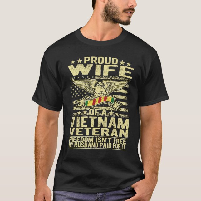 Camiseta Freedom Isn't Free Proud Wife Of Vietnam Veteran S (Frente)