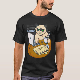 Camiseta freelancer cat working from home pizza   coffee