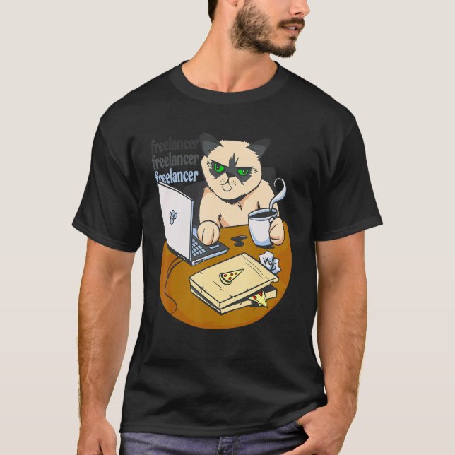 Camiseta freelancer cat working from home pizza   coffee (Frente)