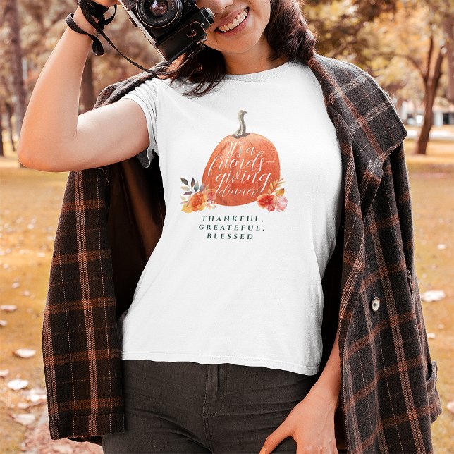 Camiseta Friendsgiving Dinner Orange Pumpkin Autumn Floral  (Criador carregado)