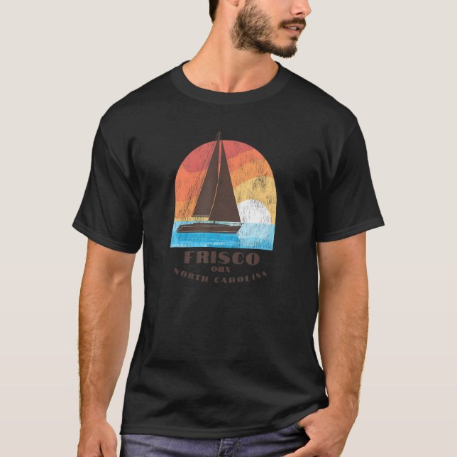Camiseta Frisco, NC Vacationing Sailboating Sunrise (Frente)