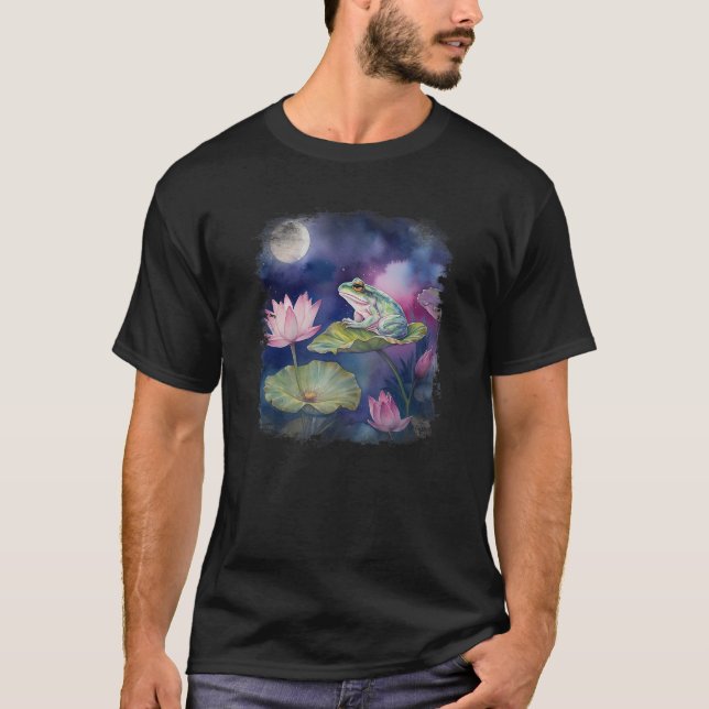 Camiseta Frog sitting on lily pad flower lotus moon night (Frente)