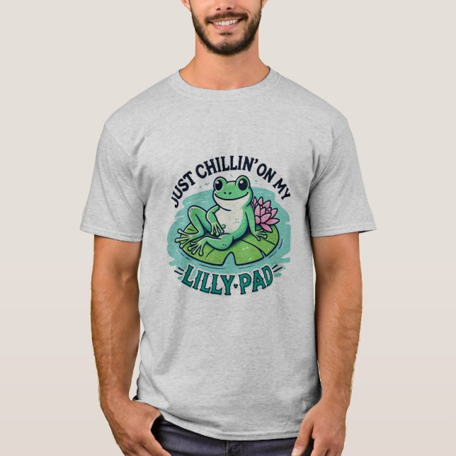 Camiseta Froggy Vibes: Resfriar Sapo no Lily Pad Design (Frente)