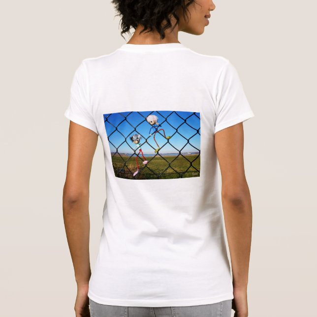 Camiseta Fubby's die een hek beklimmen. (Verso)