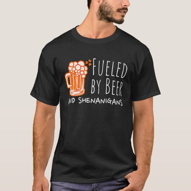 Camiseta Fueled By Beer And Shenanigans Irish Shamrock St P (Frente)