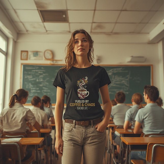 Camiseta Fueled by Coffee & Chaos – Funny Teacher Life (Criador carregado)