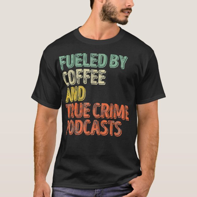 Camiseta Fueled By Coffee Lover And True Crime Podcast Grap (Frente)