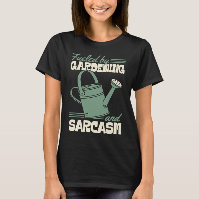 Camiseta Fueled By Gardening And Sarcasm Sassy Gardener (Frente)