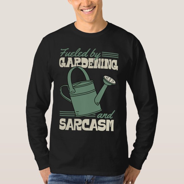 Camiseta Fueled By Gardening And Sarcasm Sassy Gardener (Frente)