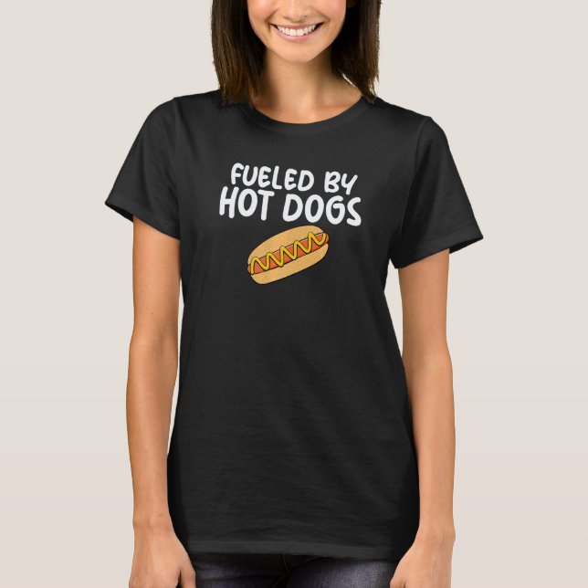 Camiseta Fueled By Hot Dogs Fun Slogan for Sausage Enthusia (Frente)