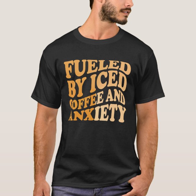 Camiseta Fueled By Iced Coffee and Anxiety Coffee Humor Quo (Frente)
