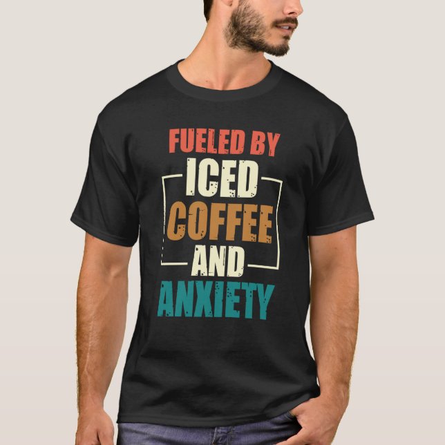 Camiseta Fueled By Iced Coffee and Anxiety Coffee Humor Quo (Frente)