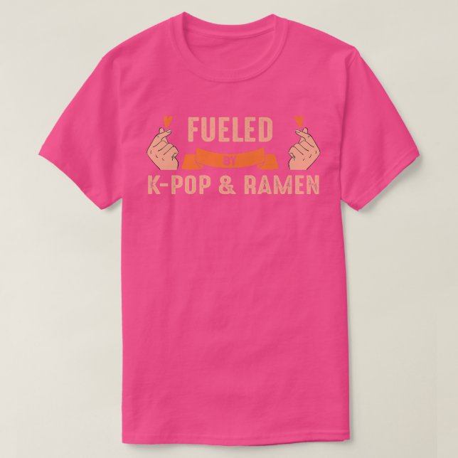 Camiseta Fueled by K-Pop & Ramen K-Pop & Ramen  (Frente do Design)