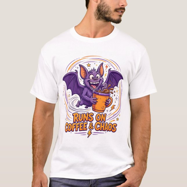 Camiseta 'Funciona com Café e Caos' (Frente)