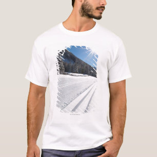 Camiseta funcionamento de esqui através dos campos