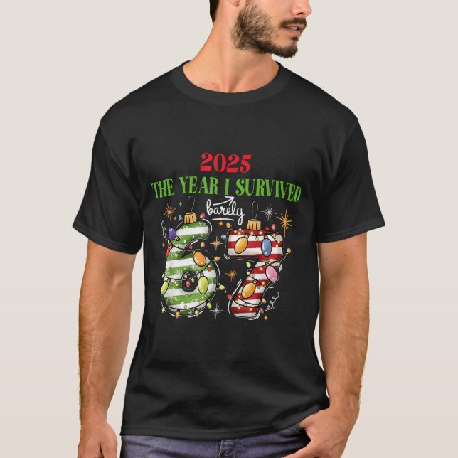 Camiseta Funny 2025 The Year I Survived Barely 67 Christmas (Frente)