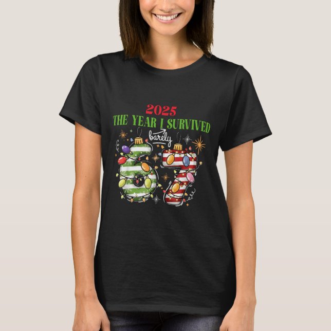 Camiseta Funny 2025 The Year I Survived Barely 67 Christmas (Frente)
