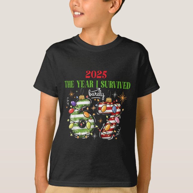Camiseta Funny 2025 The Year I Survived Barely 67 Christmas (Frente)
