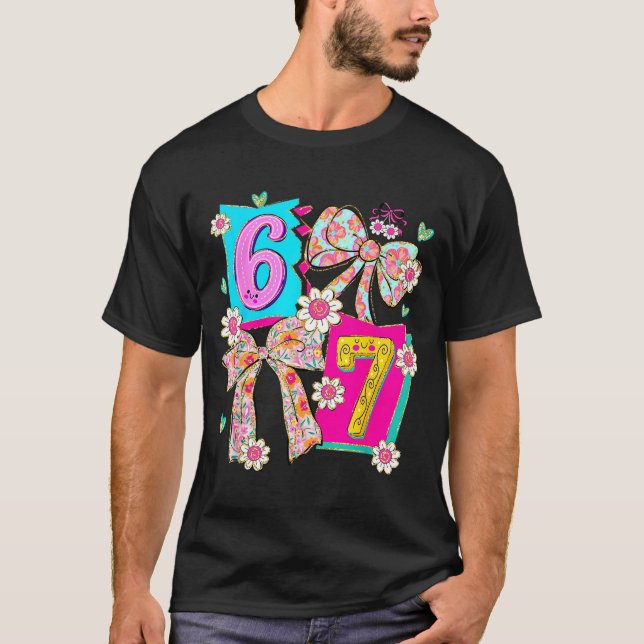 Camiseta Funny 67 Coquette Bow Design For Girly Aesthetic L (Frente)