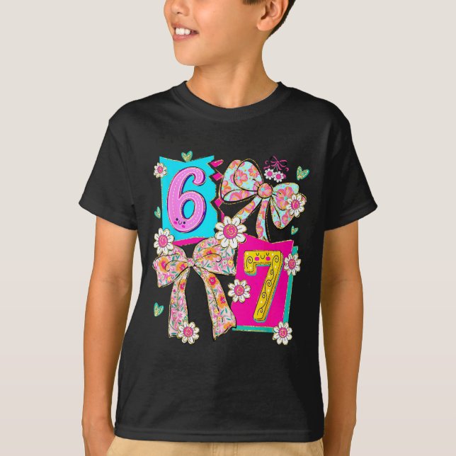 Camiseta Funny 67 Coquette Bow Design For Girly Aesthetic L (Frente)
