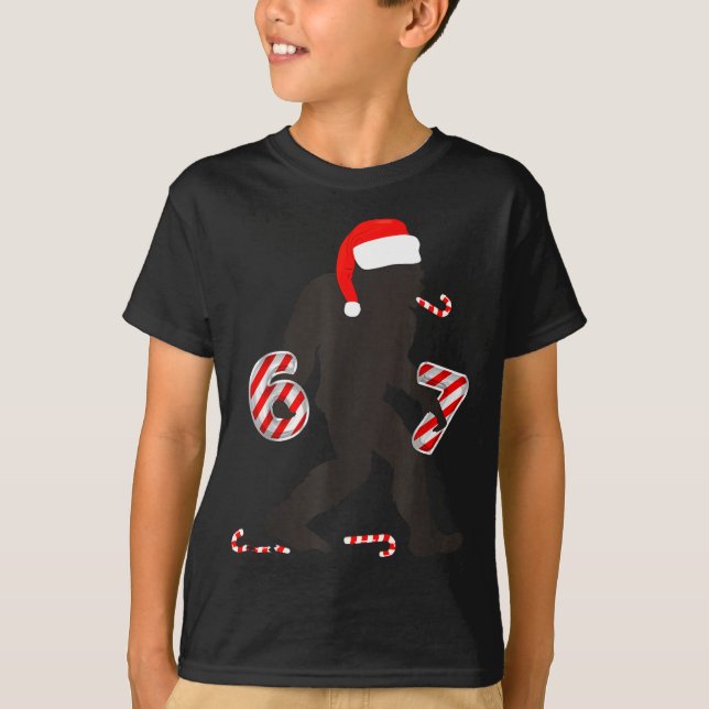 Camiseta Funny 67 Meme With Bigfoot And Candy Canes Christm (Frente)