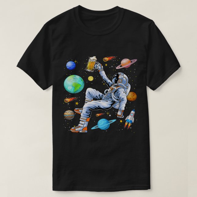Camiseta Funny Astronaut Drinks Beer In Space Outer Space B (Frente do Design)
