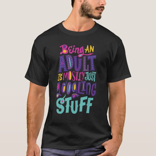 Camiseta Funny Being an adult is mostly just googling stuff (Frente)