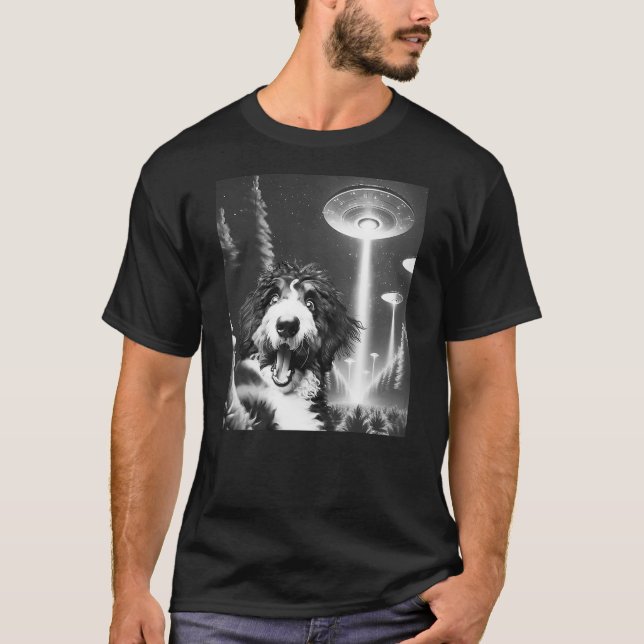 Camiseta Funny Bernedoodle Alien UFO Taking a Selfie Dog Mo (Frente)