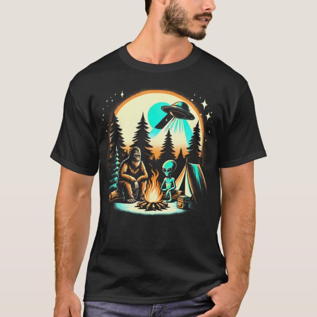 Camiseta Funny Bigfoot  Alien Ufo Camping Outdoor Adventure (Frente)