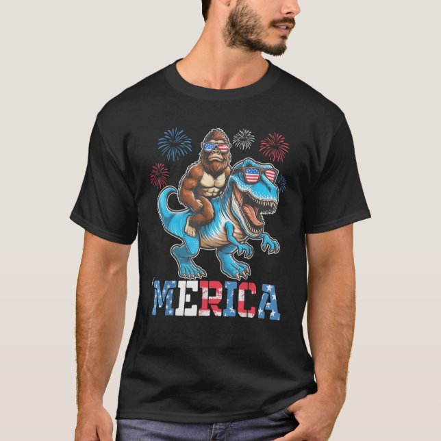 Camiseta Funny Bigfoot Andando Dinossaur Merica Fireworks 4 (Frente)