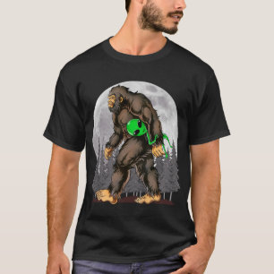 Camiseta Funny Bigfoot segurando Alienígena UFO Sasquatch Y
