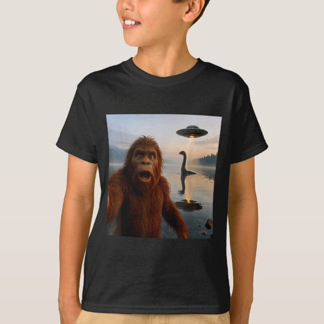 Camiseta Funny Bigfoot Selfie With Loch Ness Monster And Uf (Frente)