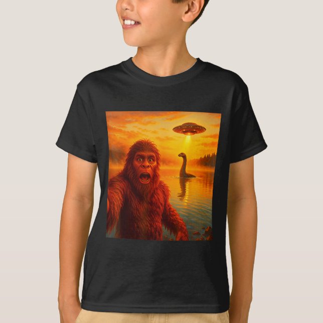 Camiseta Funny Bigfoot Selfie With Loch Ness Monster And Uf (Frente)