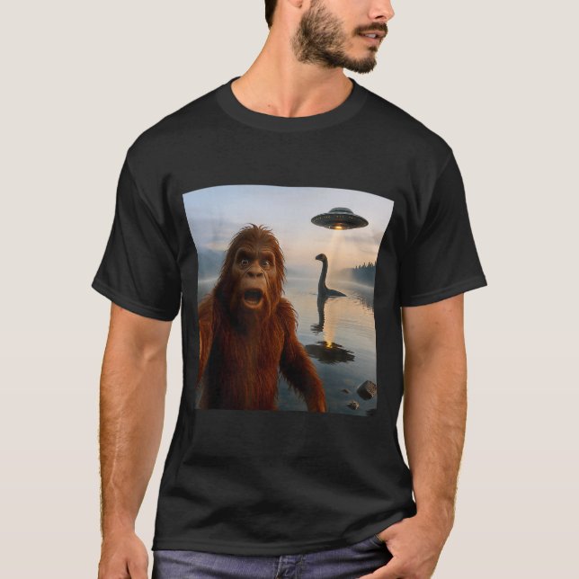 Camiseta Funny Bigfoot Selfie With Loch Ness Monster And Uf (Frente)