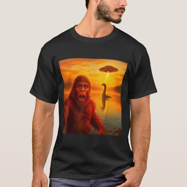 Camiseta Funny Bigfoot Selfie With Loch Ness Monster And Uf (Frente)