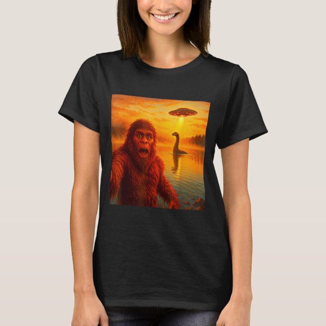 Camiseta Funny Bigfoot Selfie With Loch Ness Monster And Uf (Frente)
