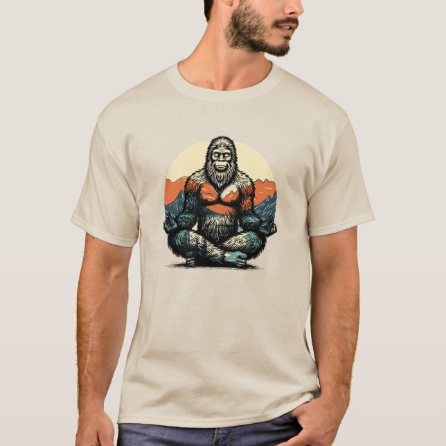 Camiseta Funny Bigfoot Yoga Meditation Humor Believer Tee (Frente)