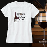 Camiseta Funny Book Club | Drink Wine Club Girls Night Out<br><div class="desc">Se você está em um clube de livros e gosta de seu vinho também, então essa camisa vai fazer você rir. . Apresentando uma design com uma garrafa de vinho tinto, vidro de vinho, pilha de livros e uma citação tipográfica que diz "Pelo menos nós escolhemos livros para o nosso...</div>
