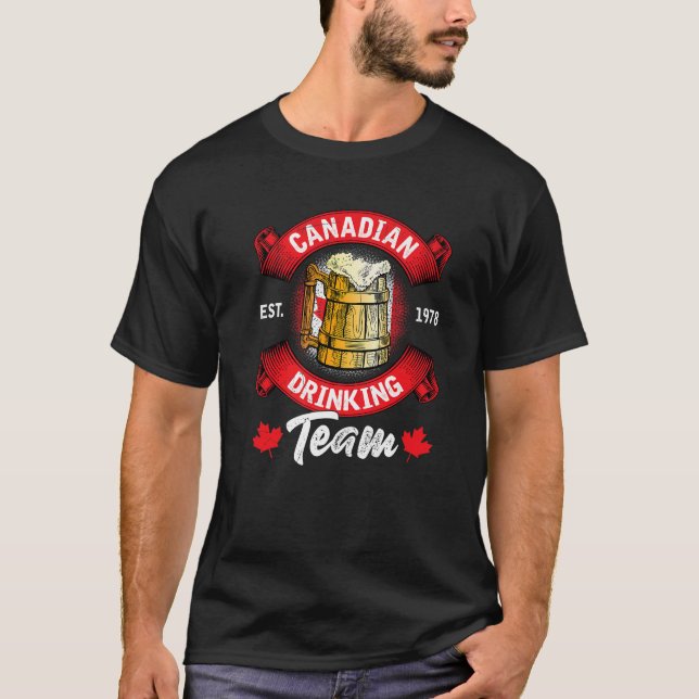Camiseta Funny Canadian Bebendo Team Maple Leaf Flag Canad (Frente)