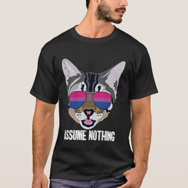 Camiseta Funny Cat Bisexual Assume Nothing Bi Pride (Frente)