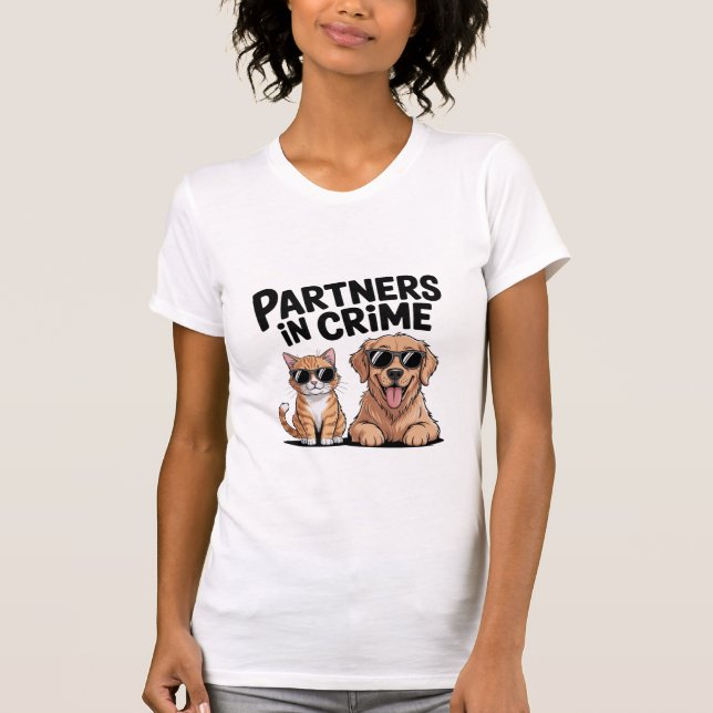 Camiseta Funny Cat & Dog T-Shirt – “Partners in Crime”  (Frente)