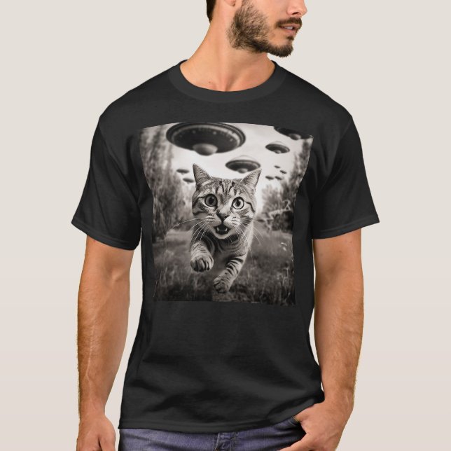 Camiseta Funny Cat Running From Aliens Flying Saucer Spaces (Frente)