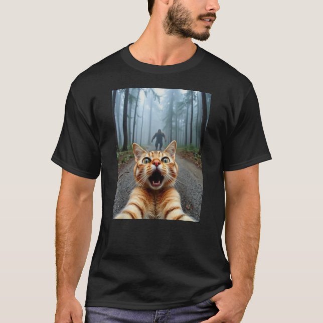 Camiseta Funny Cat Selfie & Sasquatch Graphic V2 (Frente)
