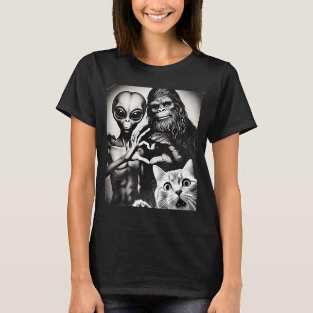 Camiseta Funny Cat Selfie With Romantic Bigfoot In Love Wit (Frente)