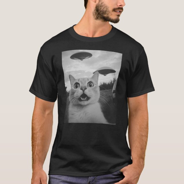 Camiseta Funny Cat Taking Selfie with UFOs In A Forest, Cat (Frente)