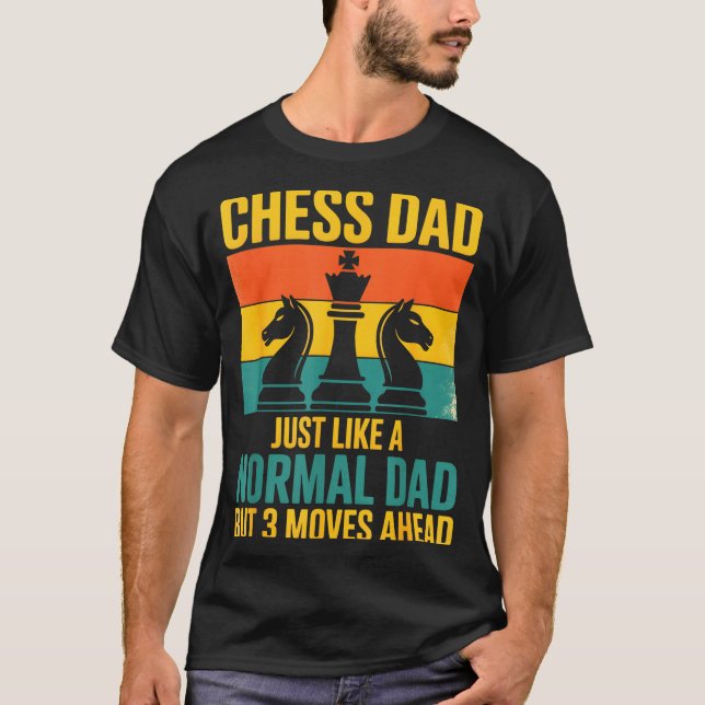 Camiseta Funny Chess Dad Like Normal Dad Three Moves Ahead  (Frente)