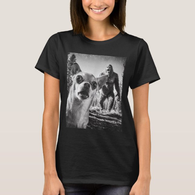 Camiseta Funny Chihuahua Selfie With Bigfoot Sasquatch Cryp (Frente)