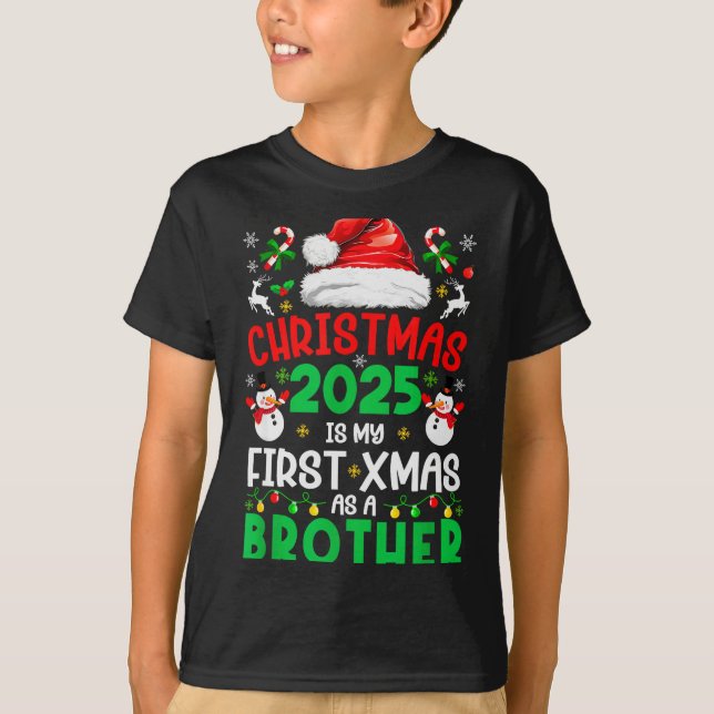 Camiseta Funny Christmas 2025 Is My First Xmas As A Brother (Frente)