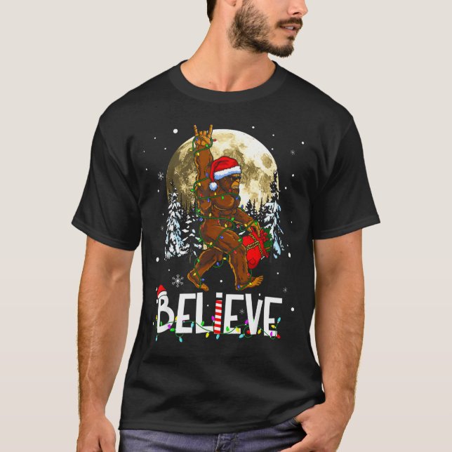 Camiseta Funny Christmas Xmas Bigfoot Believe Sasquatch In  (Frente)