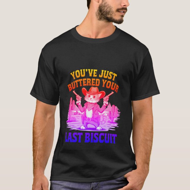 Camiseta Funny Cowboy Cat "Buttered Your Last Biscuit" ✨🤠 (Frente)